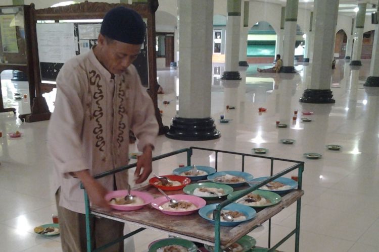 Bubur sayur ala zaman Jepang di Masjid Agung Kendal, Jawa Tengah.