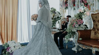 Pilih Gaun Pengantin Tak Cuma Indah, Sesuaikan dengan Lokasi Acara