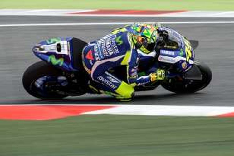 Pebalap Movistar Yamaha asal Italia, Valentino Rossi, memacu motornya di Sirkuit de Barcelona-Catalunya pada sesi latihan ketiga GP Catalunya, Sabtu (4/6/2016).