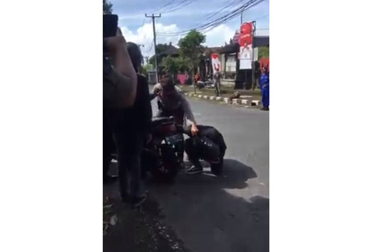 Tangkapan layar video viral yang menampilkan polisi yang memberhentikan pengendara sepeda motor matic dengan knalpot brong di Badung, Bali, Selasa (2/2/2021).