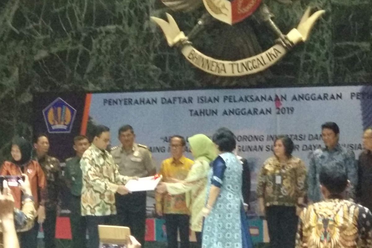 Gubernur Provinsi DKI Jakarta Anies Baswedan menyerahkan Daftar Isian Pelaksanaan Anggaran (DIPA) Tahun Anggaran 2019 untuk Satuan Kerja Kementerian/Lembaga dan satuan kerja perangkat daerah (SKPD) di wilayah Provinsi DKI Jakarta, di Balai Kota, Kamis (13/12/2018). 