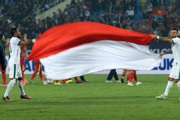 Zulham Zamrun dan Stefano Lilipaly mengibarkan Bendera Merah Putih usai Indonesia memastikan lolos ke semifinal di Stadion My Dinh, Hanoi, Rabu (7/12/2016) malam. Indonesia berhasil melangkah ke final Piala AFF 2016 dengan agregat 4-3. 