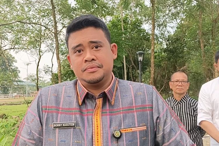 Walikota Medan Bobby Nasution saat menjawab pertanyaan wartawan di Taman Cadika, Kota Medan, Jum'at (12/7/2024) 