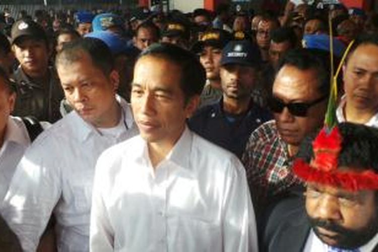 Calon presiden Joko Widodo saat sampai di Bandara Sentani, Jayapura, Kamis (5/6/2014).