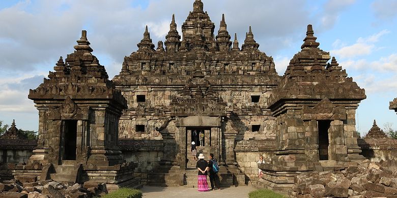 Perbedaan utama antara candi hindu dan budha adalah terletak pada