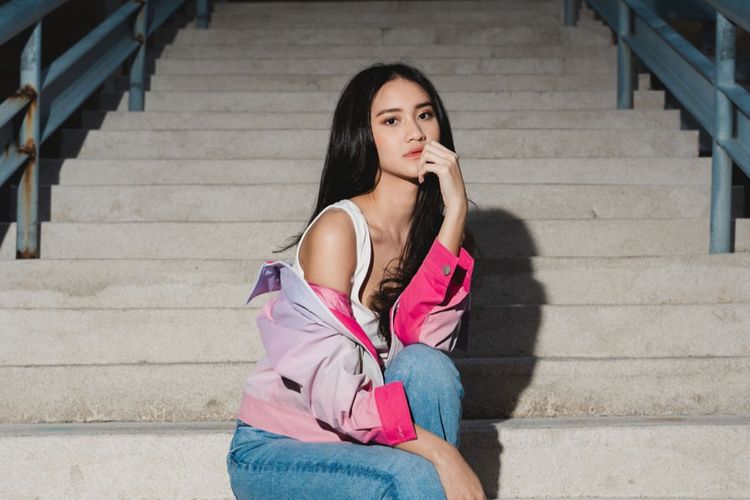 Putri Ferry Maryadi, Leya Princy tengah memerankan film Rangga dan Cinta yang sedang tayang di bioskop. Lihat gaya busananya yang simpel dan elegan.