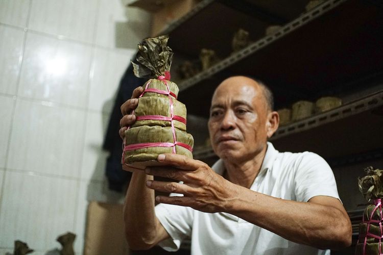 A number of workers package dodol and basket cakes at the Ny Dodol and Cake production house. Lauw (LKW), in Tangerang, Banten, Friday (17/1/2025).