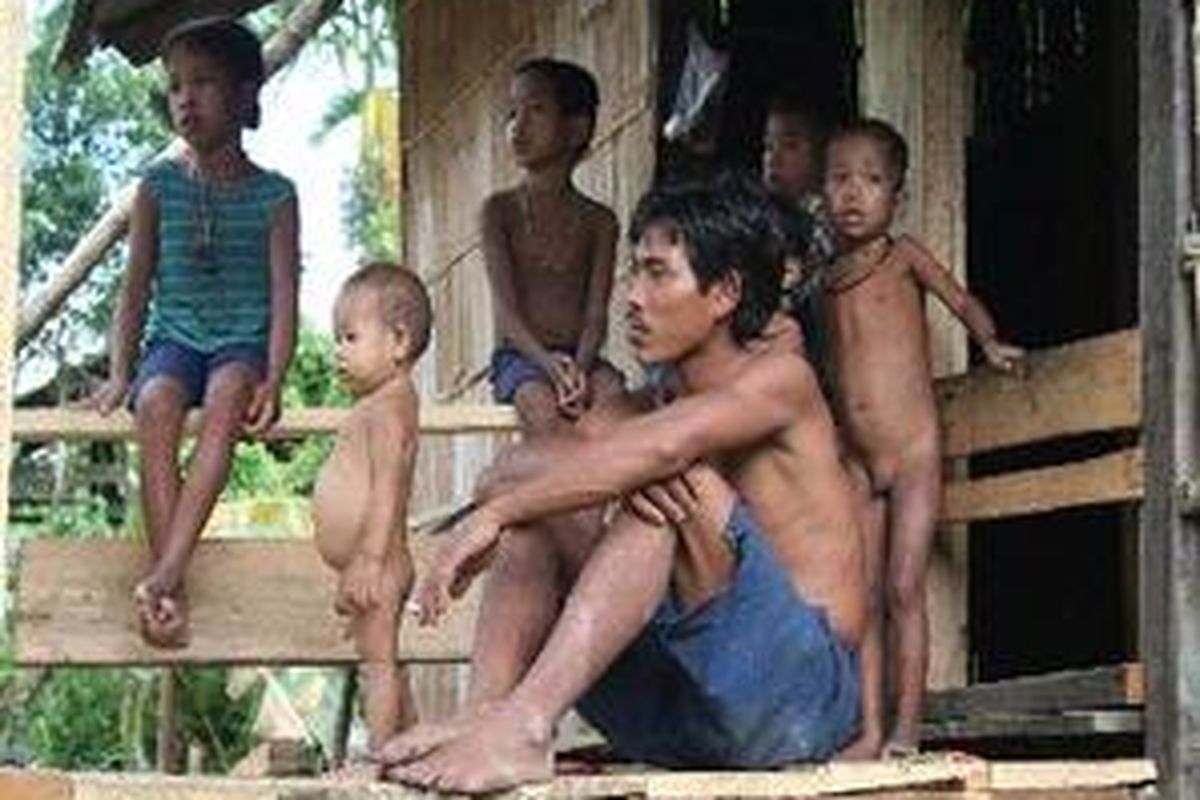 Seorang laki-laki warga Suku Talang Mamak di Dusun Tuo Datai bersama beberapa anaknya. 