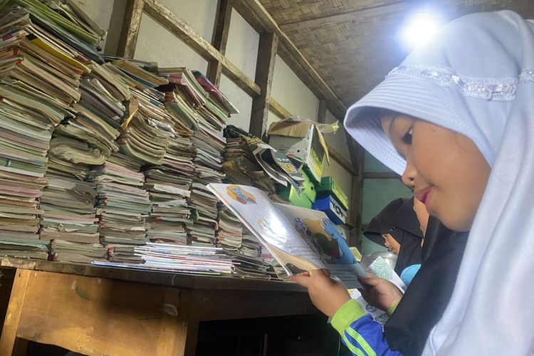 Semangat Membaca Tetap Menyala Meski Perpustakaan di SDN Suradita Sukabumi, Satu Ruangan dengan Dapur