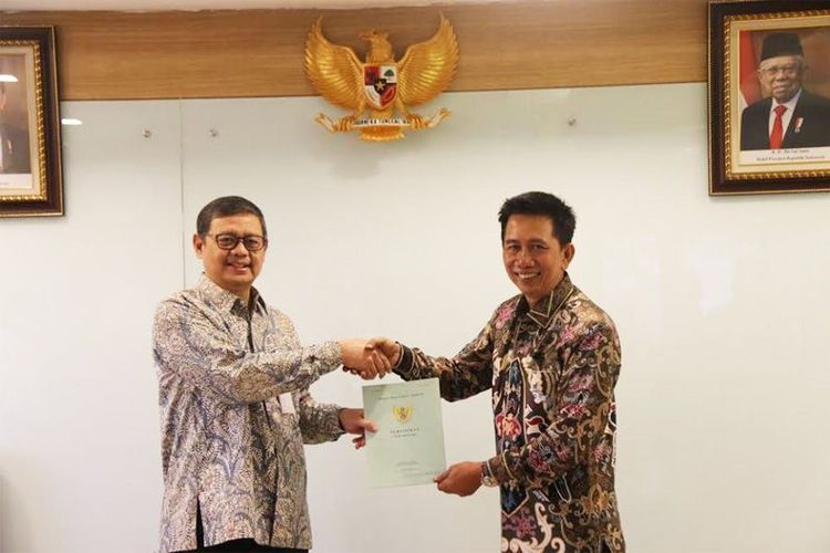 Bupati Barito Utara Nadalsyah (kanan) menerima sertifikat eks Bandara Beringin Muara Teweh dari Sekretaris Ditjen Perhubungan Udara Nafhan Syahroni di Jakarta, Jumat (16/6/2023).