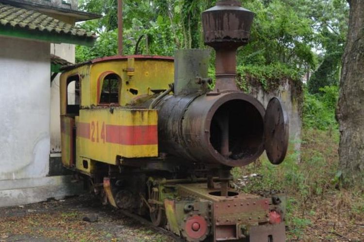 Foto lokomotif nomor 214 pada 18 Maret 2017, lokomotif jelas tidak beroperasi serta kehilangan beberapa pelengkap dan pipa.