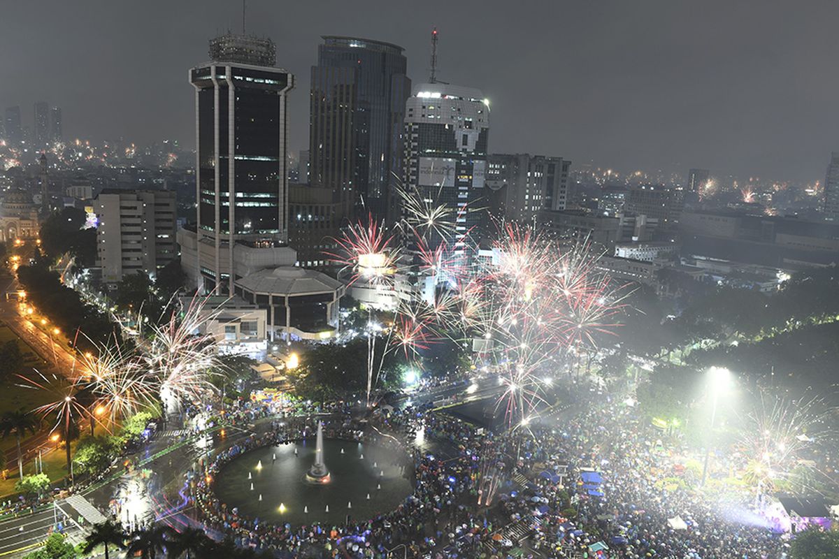 Suasana malam pergantian tahun baru di kawasan patung kuda Jakarta, Rabu (1/1/2020).