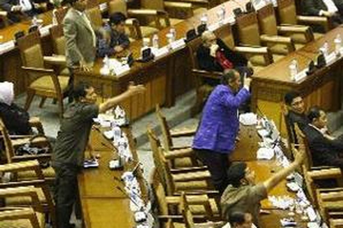 Anggota DPR berebutan melakukan interupsi dalam sebuah sidang paripurna.
