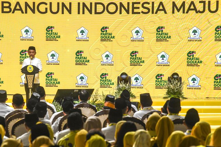 Ketua Umum Partai Golkar Bahlil Lahadalia menyampaikan sambutan dalam peringatan puncak HUT ke-61 Partai Golkar di Jakarta, Jumat (5/12/2025).  Puncak HUT Partai Golkar tersebut mengusung tema Doa untuk Bangsa: Merajut Kebersamaan, Membangun Indonesia Maju. Tema ini diangkat sebagai respons terhadap situasi bangsa Indonesia yang sedang menghadapi bencana di Provinsi Aceh, Sumatera Utara, dan Sumatera Barat. 