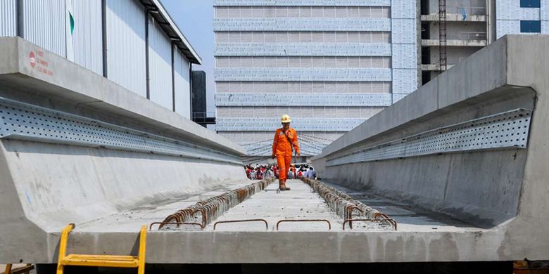 Pekerja mengecek produksi U-Shaped Girder Light Rail Transit (LRT) di Jakarta, Minggu (29/4/2018). Hingga April ini, secara keseluruhan pembuatan proyek LRT telah mencapai 37 persen dan ditargetkan rampung pada pertengahan 2019.