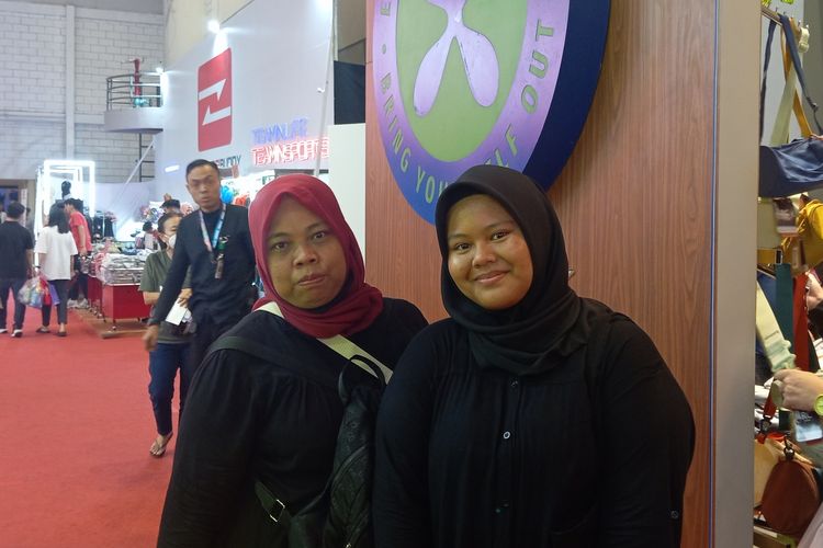 Salwa (kanan) dan saudaranya saat ditemui di PRJ Kemayoran, Jakarta Pusat, Jumat (21/6/2024).
