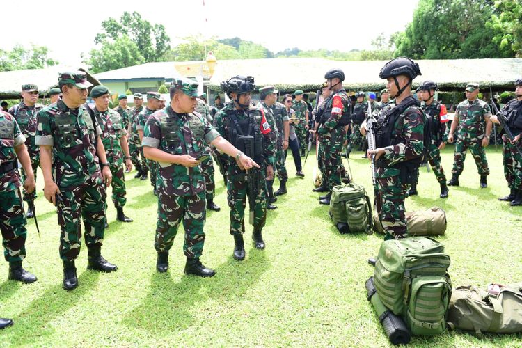Kepala Staf TNI Angkatan Darat (KSAD) Jenderal Dudung Abdurachman meninjau kesiapan Batalyon Infanteri (Yonif) Para Raider 433/Julu Siri yang berada di bawah komando Divisi Infanteri (Divif) 3 Kostrad untuk operasi ke Papua.  Dudung langsung meninjau kesiapan pasukan berkualifikasi tempur tersebut di Markas Yonif Para Raider 433/JS/3/Kostrad, Maros, Sulawesi Selatan, Senin (8/5/2023).