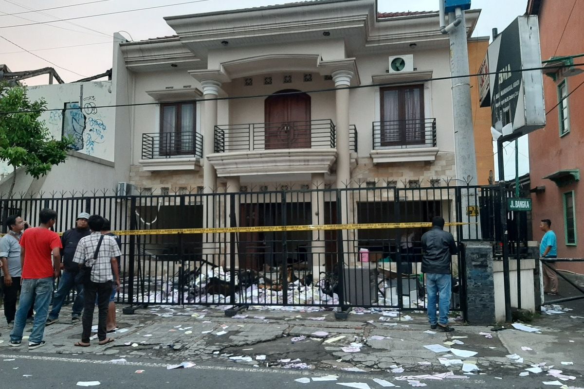 Garis Polisi terpasang di depan kantor PT Bala Manunggal Abadi (BMA) di Jalan Wahid Hasyim No 30 Condongcatur, Kecamatan Depok, Sleman