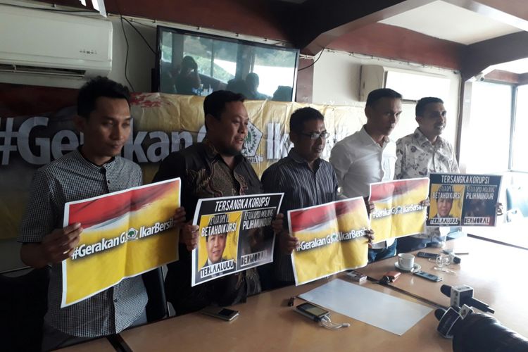 Anggota Gerakan Muda Partai Golkar dalam jumpa pers di kawasan SCBD, Jakarta Selatan. Jumat (18/8/2017)