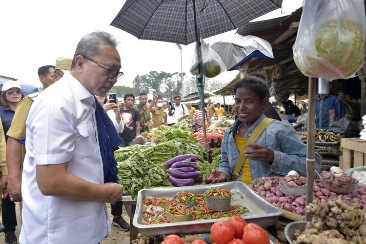 Menteri Perdagangan, Zulkifli Hasan melakukan kunjungan ke Pasar Wakerow Waikabubak, Kabupaten Sumba Barat, Nusa Tenggara Timur, Selasa (19/9/2023).
