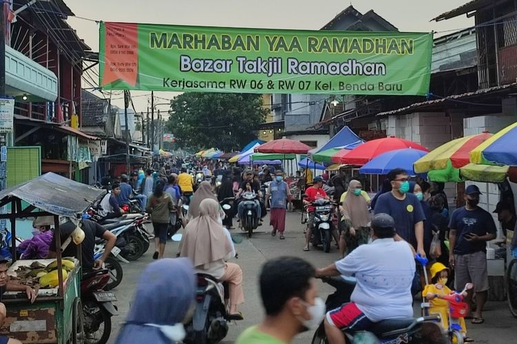Suasana bazar takjil di Jalan Garuda, tapatnya di depan Masjid Agung Sarua Permai, Benda Baru, Tangerang Selatan, pada Minggu (17/4/2022) sore.