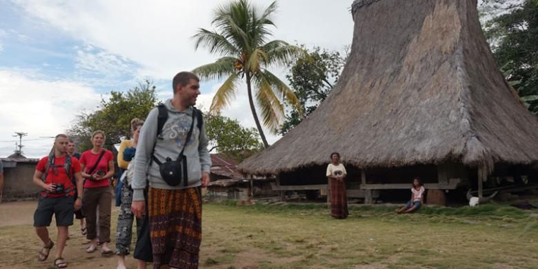Wisatawan asing di rumah adat Flores di Desa Jopu, Kecamatan Wolowaru, Kabupaten Ende, Nusa Tenggara Timur, Selasa (2/6/2015).