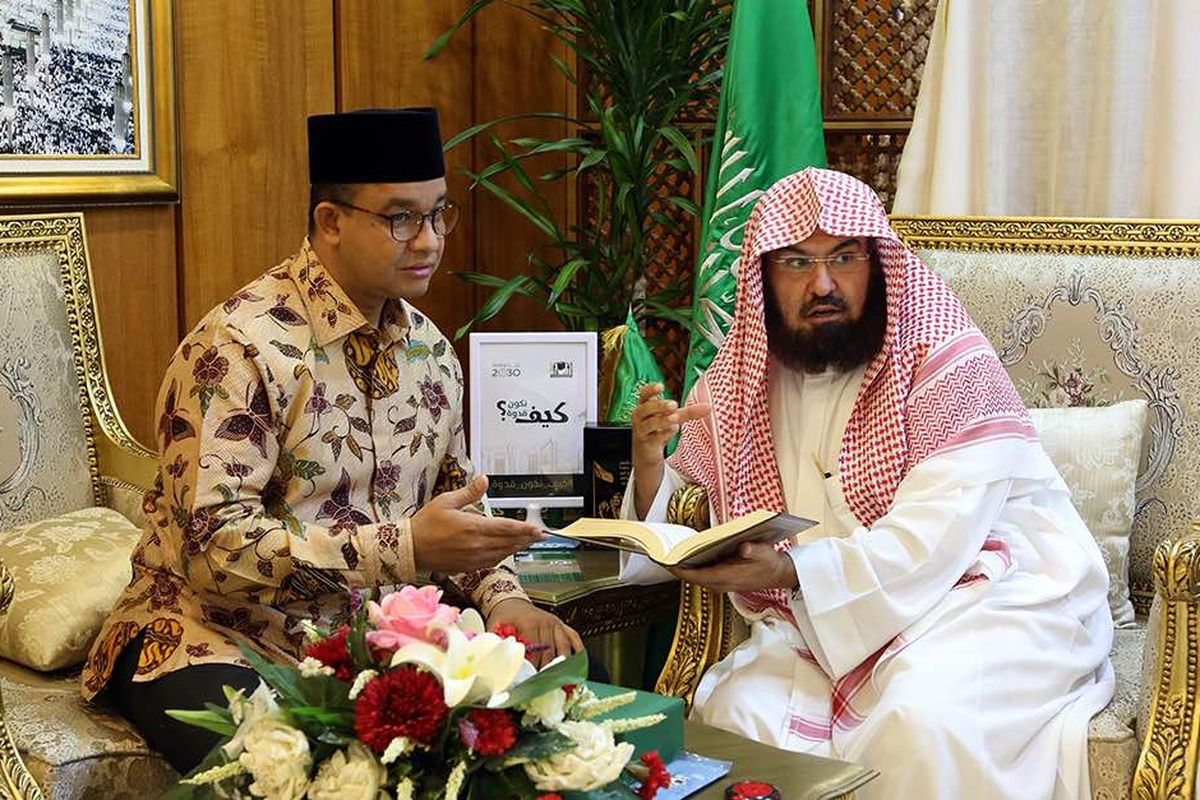 Gubernur terpilih DKI Jakarta Anies Baswedan mendapatkan hadiah berupa mushaf quran dan surat pesan yang ditulis tangan langsung oleh Imam Besar Masjidil Haram Syekh Abdurrahman as Sudais di Kantor Masjidil Haram, Rabu (7/6/2017). 