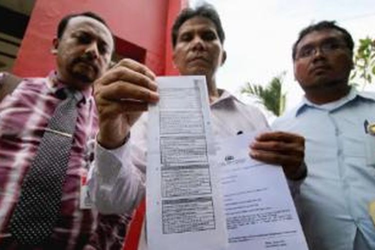 Jajaran Ombudsman Perwakilan Sumatera Utara, antara lain Kepala Ombudsman Perwakilan Sumut Abyadi Siregar (tengah) seusai melaporkan sejumlah dugaan kecurangan dalam pelaksanaan UN SMP/sederajat di Medan kepada kepolisian di Sentra Pelayanan Kepolisian Terpadu, Polda Sumut di Medan, Rabu (6/5). Ombudsman Sumut melaporkan sejumlah temuan dugaan kecurangan dalam pelaksanaan UN SMP di Medan, antara lain berupa temuan lembaran diduga kunci jawaban yang diperoleh dari sejumlah peserta ujian di wilayah Medan dan upaya menghalang-halangi tugas Ombudsman yang ingin mengawasi ujian oleh oknum dinas pendidikan dan perangkat sekolah di salah satu sekolah di Medan.