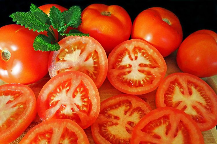 Ilustrasi buah tomat, irisan buah tomat. 