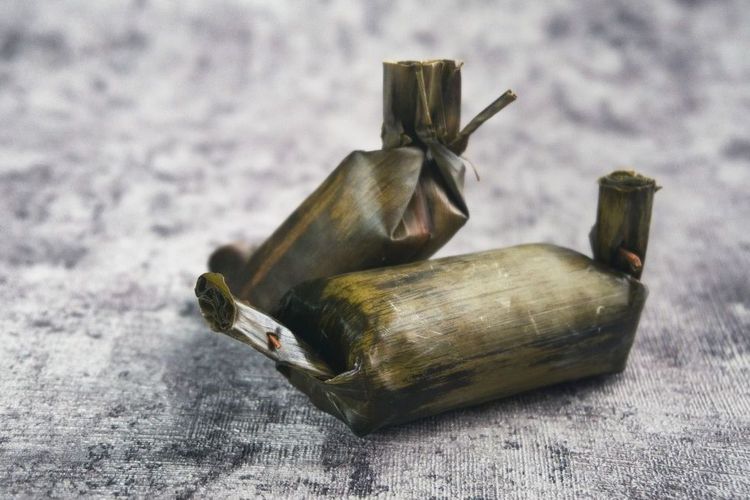 Arem-arem memiliki bungkus mirip lemper namun cenderung lebih besar, dan isiannya berupa nasi, daging, tempe, tahu, atau kentang.