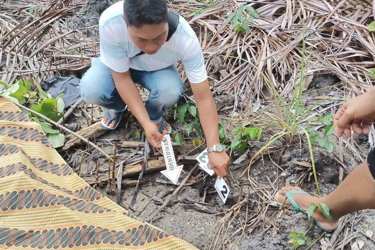 Olah TKP kasus kematian seorang kakek 77 tahun. Kakek di Desa Luhu, Kecamatan Huamual, Kabupaten Seram Bagian Barat, Maluku itu ditemukan tewas di hutan desa tersebut, Selasa (5/3/2024).