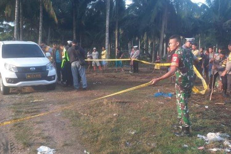 Warga Desa Ombulo, Kecamatan Limboto Barat, Kabupaten Gorontalo digegerkan dengan penemuan polisi yang tewas di dalam mobil berplat nomor milik kesatuan polisi. 