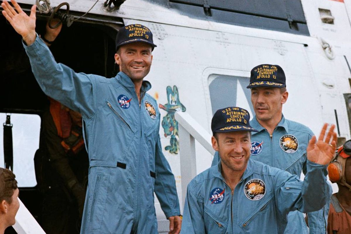 Pada 17 April 1970; Lovell, Haise, dan Swigert dengan selamat mendarat di Samudra Pasifik dekat Samoa.