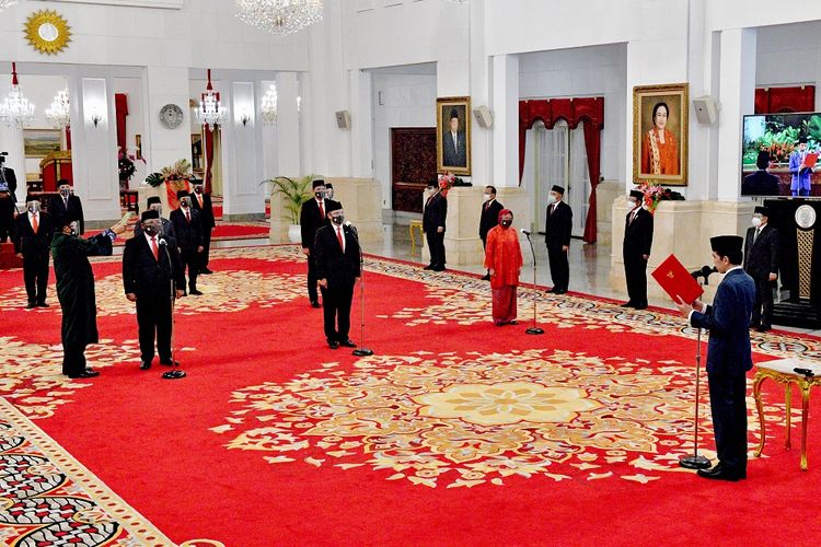 Presiden Joko Widodo (kanan) memimpin upacara pelantikan menteri Kabinet Indonesia Maju di Istana Negara Jakarta, Rabu (23/12/2020). Presiden melantik enam menteri untuk menggantikan posisi menteri lama (reshuffle) dan lima wakil menteri, diantaranya Tri Rismaharini sebagai Menteri Sosial, Sakti Wahyu Trenggono sebagai Menteri Kelautan dan Perikanan, Yaqut Cholil Qoumas sebagai Menteri Agama, Budi Gunadi Sadikin sebagai Menteri Kesehatan, Sandiaga Salahudin Uno sebagai Menteri Pariwisata dan Ekonomi Kreatif serta M Lutfi sebagai Menteri Perdagangan. ANTARA FOTO/HO/Setpres-Agus Suparto/wpa/hp.
