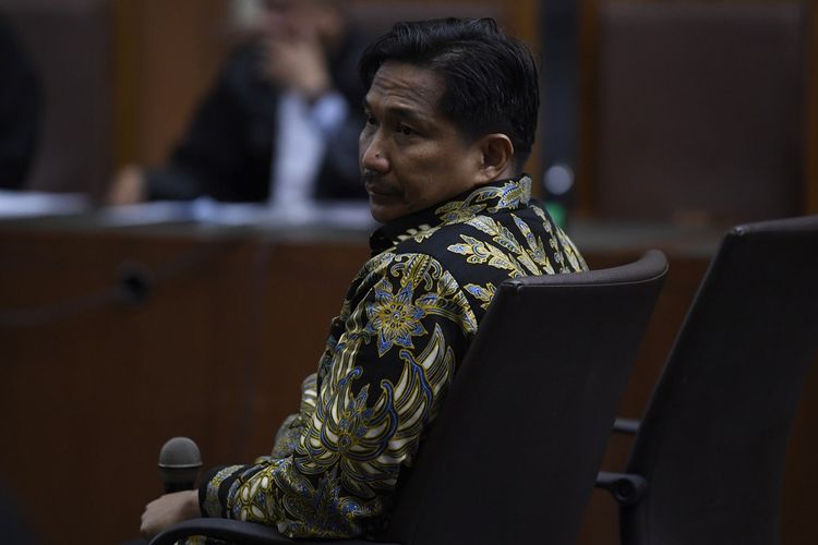 Terdakwa kasus dugaan suap dan gratifikasi Bowo Sidik Pangarso mendengarkan pembacaan dakwaan di Pengadilan Tipikor, Jakarta, Rabu (14/8/2019). Anggota DPR Fraksi Golkar tersebut didakwa atas dugaan menerima suap sebanyak Rp2,6 miliar berkaitan dengan PT Humpuss Transportasi Kimia (HTK) untuk membantu mendapatkan kerja sama pekerjaan pengangkutan atau sewa kapal dengan PT Pupuk Indonesia Logistik (PT Pilog). ANTARA FOTO/Puspa Perwitasari/foc.