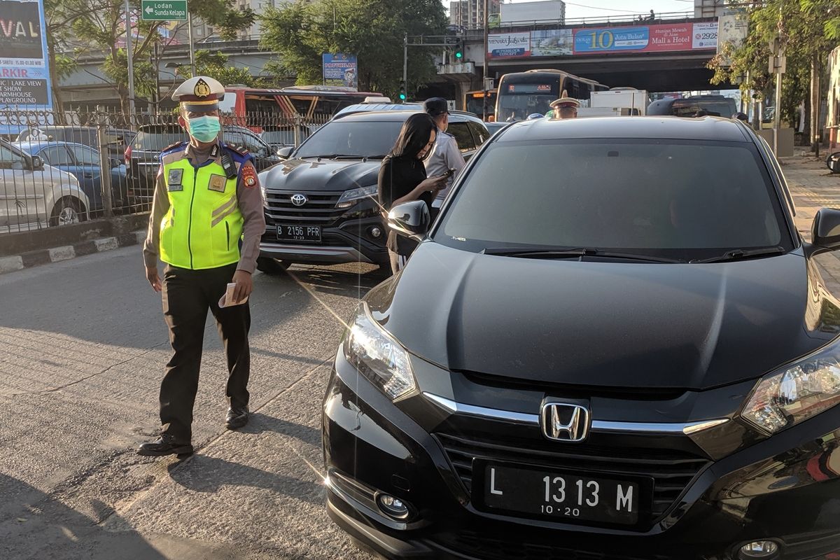 Para pelanggar jalur ganjil genap di Jalan Gunung Sahari, Pademangan, Jakarta Utara yang terkena sanksi tilang, Selasa (10/9/2019)