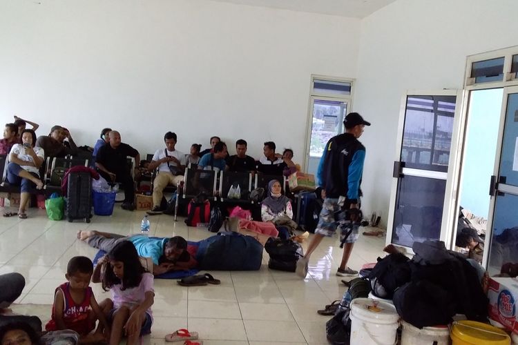 Para penumpang yang terbaring di ruang tunggu terminal pelabuhan Kewapante Maumere, Kabupaten Sikka, NTT, Sabtu (4/1/2019).