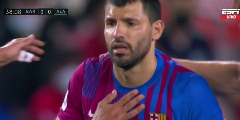 Striker Barcelona Sergio Aguero harus meninggalkan lapangan pertandingan lebih cepat pada laga kontra Deportivo Alaves setelah merasakan sakit di dadanya, Minggu (31/10/2021) dini hari WIB.