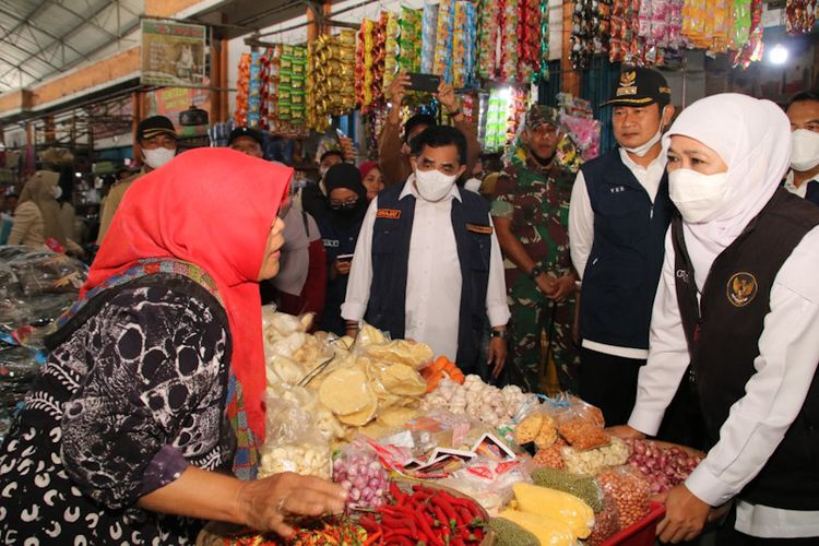 Gubernur Jawa Timur Khofifah Indar Parawansa (kanan) didampingi Bupati Lamongan Yuhronur Efendi (memakai topi) saat melakukan cek harga kebutuhan pokok di Pasar Babat, Lamongan, Selasa (6/9/2022).