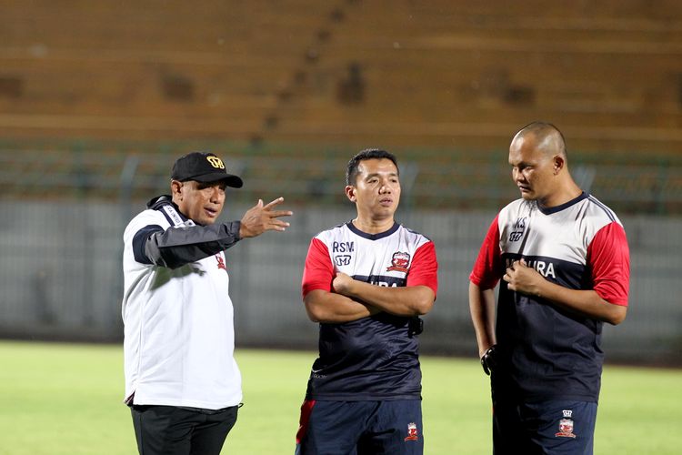 Staf Madura United musim 2020, manajer sekaligus pelatih kepala Rahmad Darmawan (kiri), asisten pelatih Rasiman (tengah) dan pelatih kiper Kurnia Sandi (kanan) sedang berdiskusi saat latihan perdana di Stadion Gelora Bangkalan, Jawa Timur, Jumat (10/01/2020) malam. 
