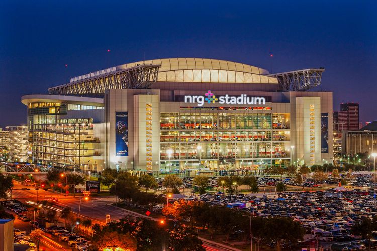 NRG Stadium adalah stadion rumput alami pertama di NFL dengan atap yang dapat dibuka/tutup. Dengan 200 suite dan 71.500 kursi, NRG Stadium dianggap sebagai salah satu stadion terbaik di Amerika Serikat. Stadion di Houston tersebut akan menjadi salah satu venue Piala Dunia 2026.