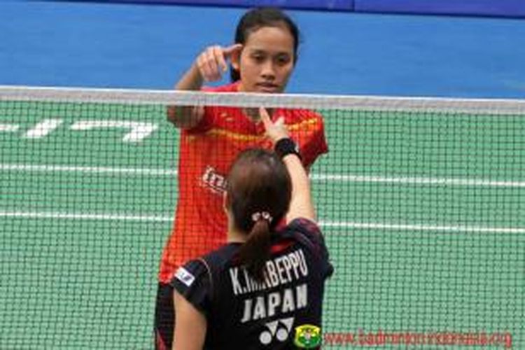 Andalan Indonesia di nomor tunggal putri, Aprillia Yuswandari, hendak menyalami tunggal putri Jepang, Kaori Imabeppu, usai terhenti di babak pertama BWF World Championships 2013, di Tian-He Indoor Gymnasium, Guangzhou, China, Selasa (6/8/2013).