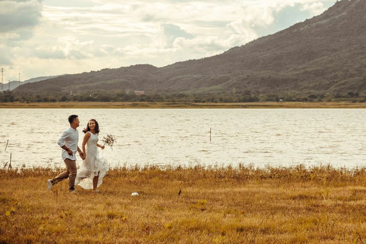 Ilustrasi photoshoot bersama sebagai kado valentine untuk pacar.