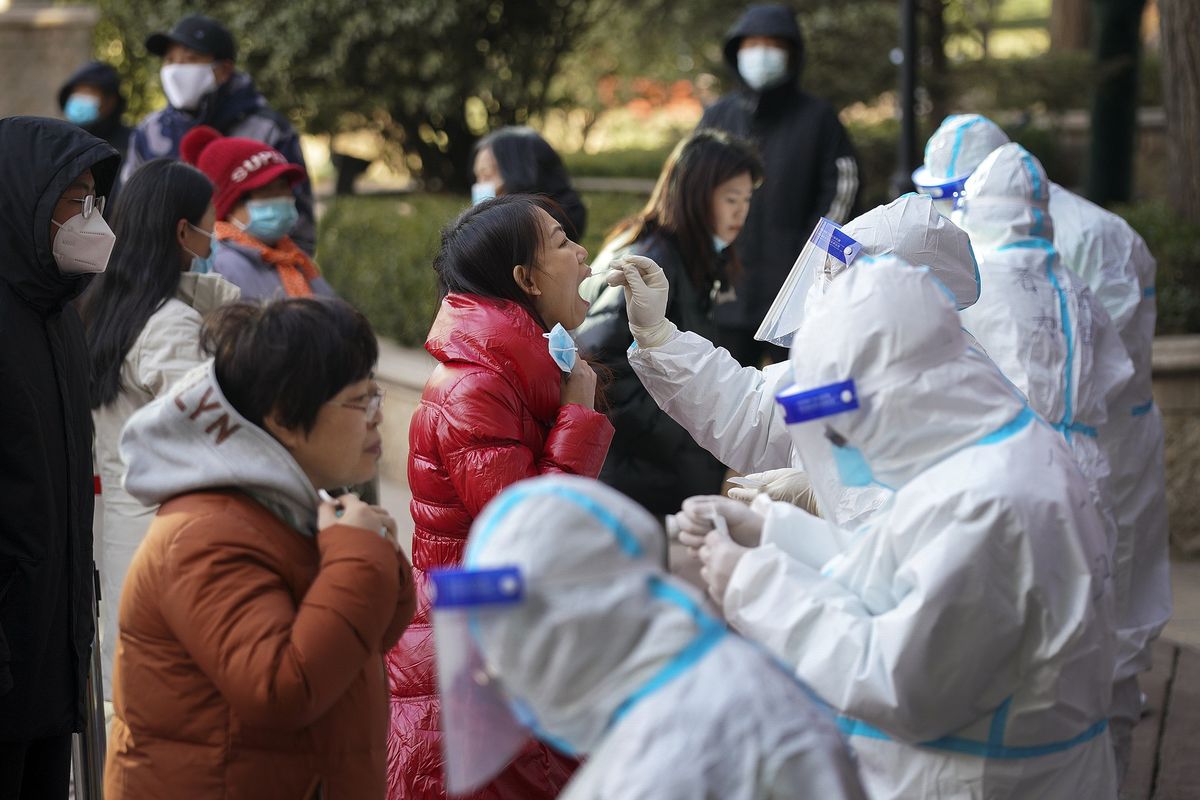 Foto yang dirilis Xinhua menunjukkan petugas medis dengan APD melakukan tes swab ke para warga Shijiazhuang di provinsi Hebei, China, pada Rabu (6/1/2021).