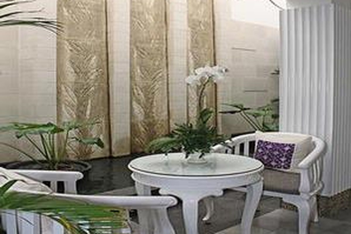 Kolam membuat duduk di teras makin asyik. Lokasi: Martha Tilaar Salon and Day Spa, Cikini, Jakarta Selatan