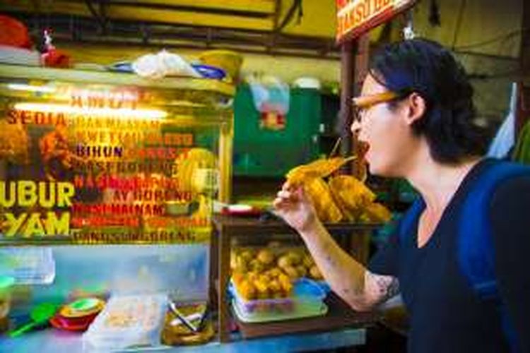 Luke Nguyen mencicipi pangsit goreng di Gang Gloria, Glodok, Jakarta Barat.