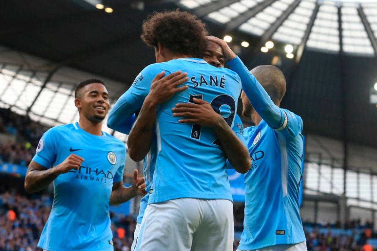 Raheem Sterling merayakan gol Manchester City ke gawang Stoke City bersama Leroy Sane dan Gabriel Jesus di Stadion Etihad, Sabtu (14/10/2017).