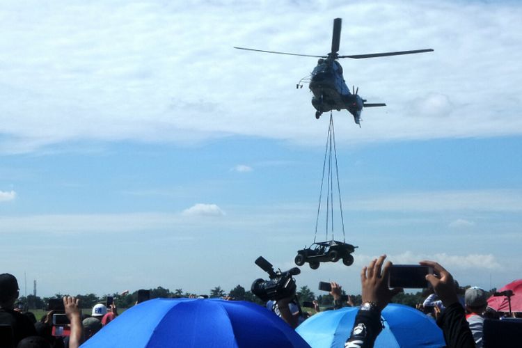 Helikopter Super Puma yang mengangkut sebuah kendaraan P-6 ATV (All Terrain Vehicle). Peristiwa tersebut merupakan bagian dari simulasi pembebasan sandera yang diperagakan oleh personel Satuan Detasemen Bravo 90 (Satbravo 90) Paskhas dalam rangka merayakan HUT ke-71 TNI AU di Halim Perdanakusuma, Minggu (9/4/2017).