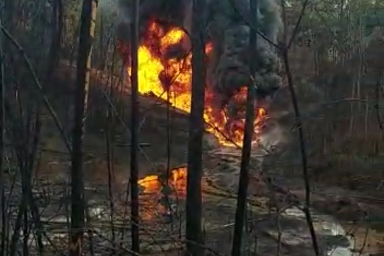 Kebakaran di sungai yang terkena tumpahan tambang minyak ilegal di Bajubang Kabupaten Batanghari Provinsi Jambi. 