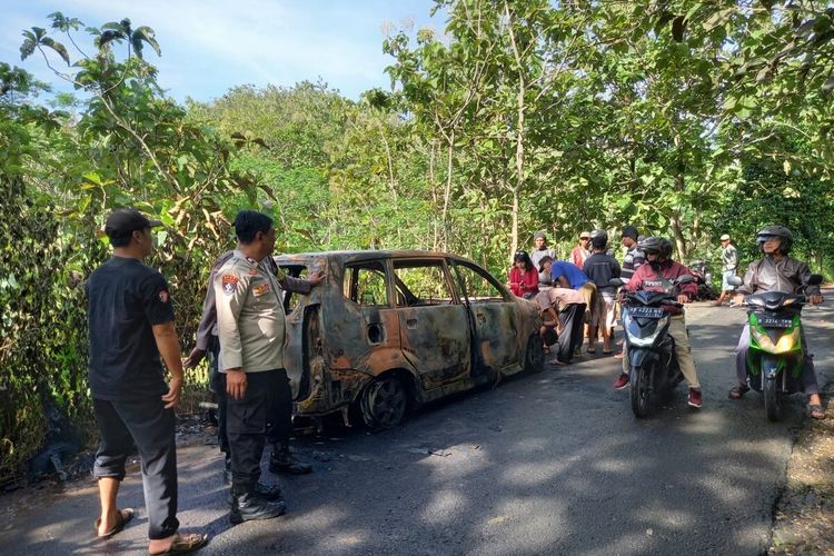 Mobil Avanza terbakar di Kapanewon Saptosari, Gunungkidul. Selasa (28/3/2023)